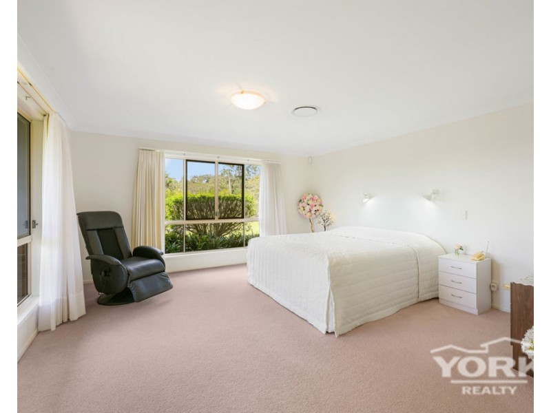 15 Manteit Court, Mount Rascal QLD 4350