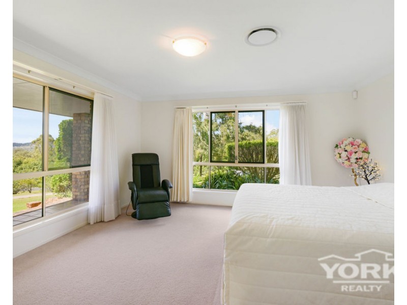 15 Manteit Court, Mount Rascal QLD 4350