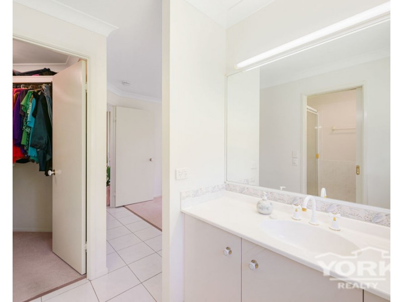 15 Manteit Court, Mount Rascal QLD 4350