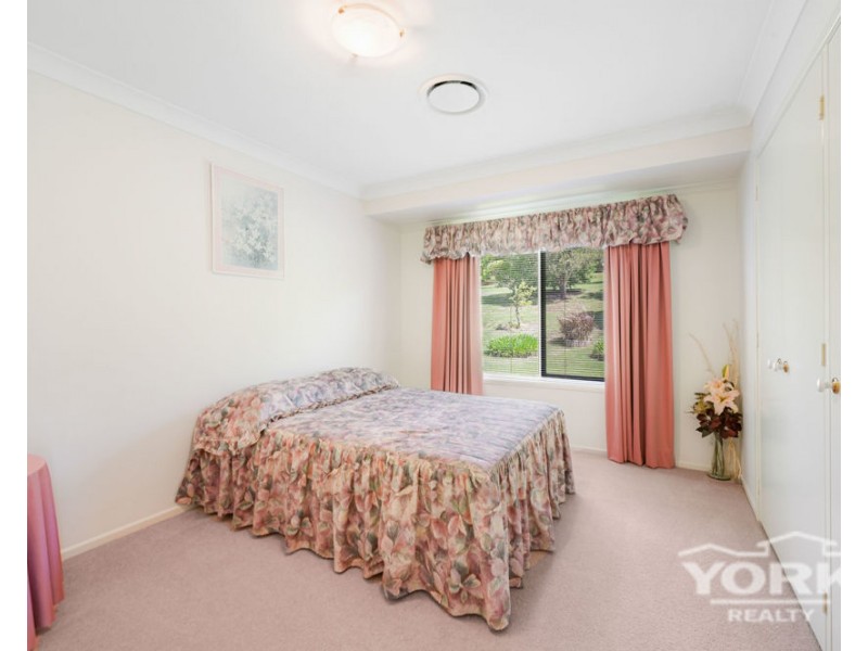 15 Manteit Court, Mount Rascal QLD 4350