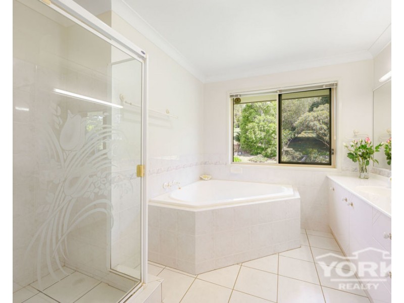 15 Manteit Court, Mount Rascal QLD 4350