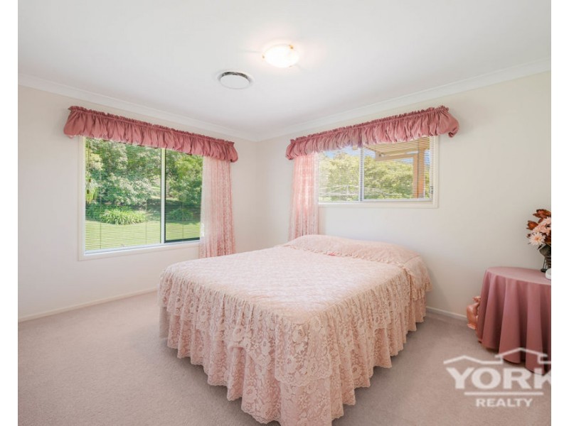 15 Manteit Court, Mount Rascal QLD 4350