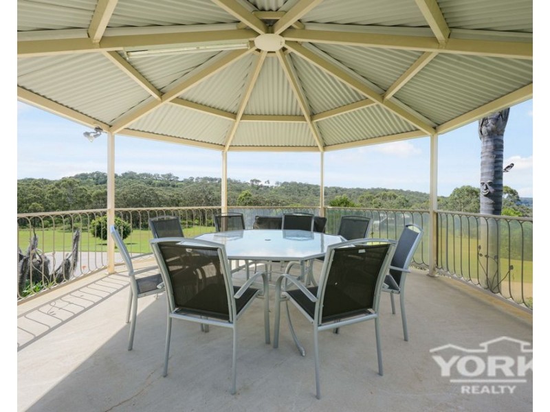 15 Manteit Court, Mount Rascal QLD 4350
