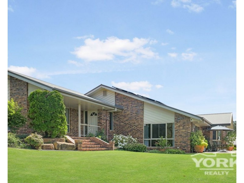 15 Manteit Court, Mount Rascal QLD 4350