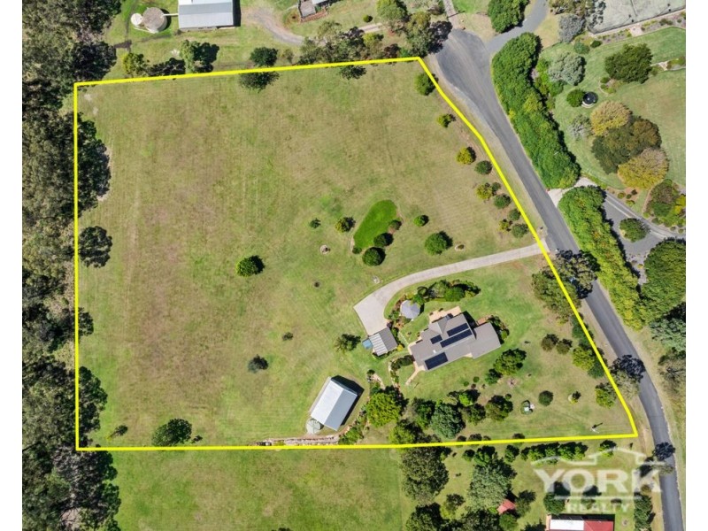 15 Manteit Court, Mount Rascal QLD 4350