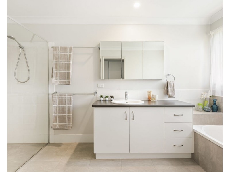 20 Rosella Gardens Drive, Meringandan West QLD 4352