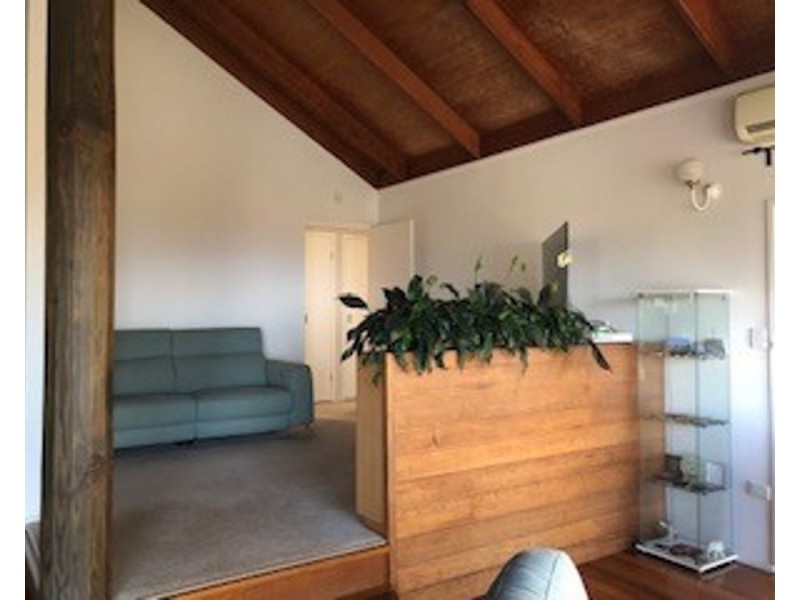 17 Harvey Street, Mount Lofty QLD 4350