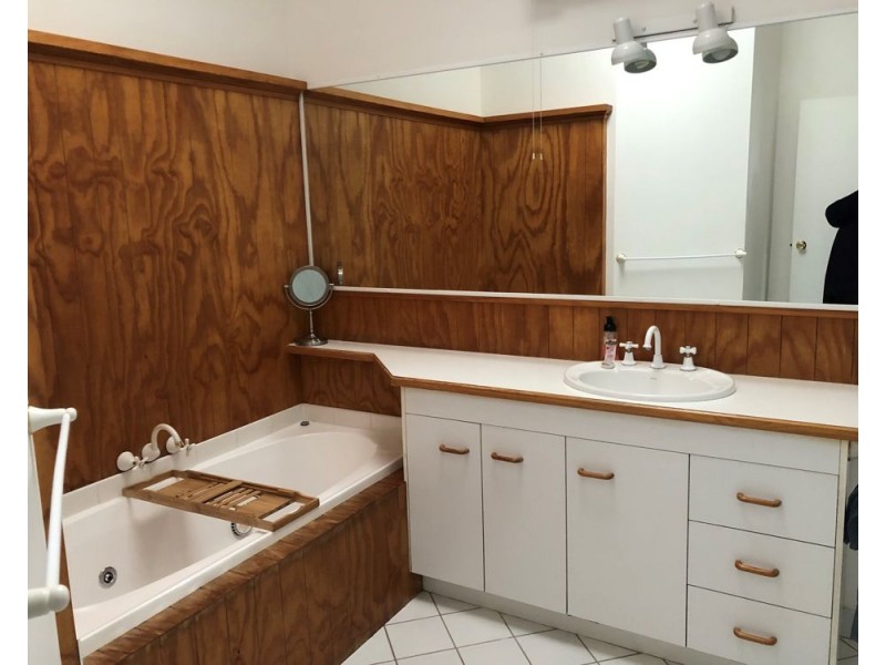 17 Harvey Street, Mount Lofty QLD 4350