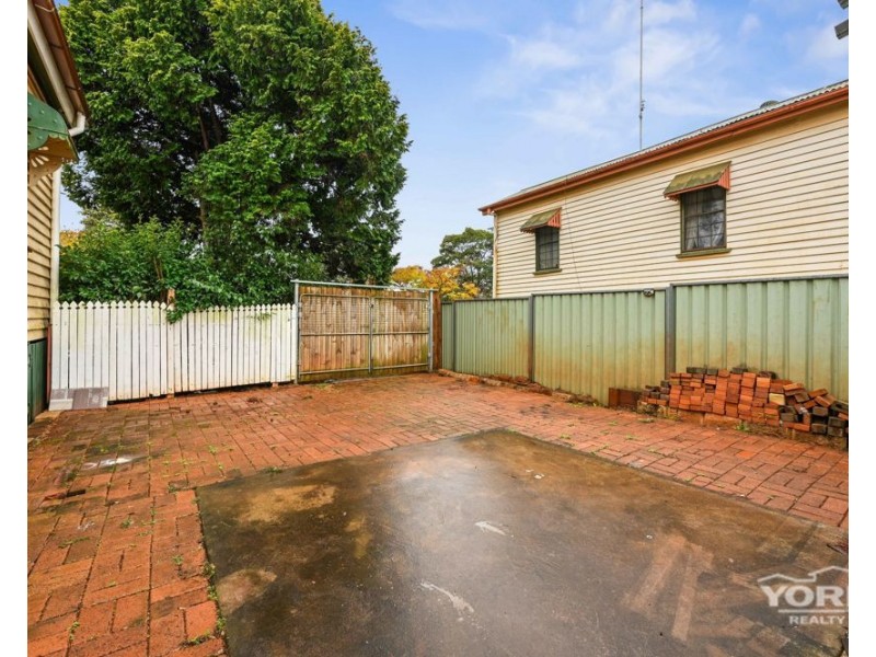 12 CharlotteStreet, Newtown QLD 4350