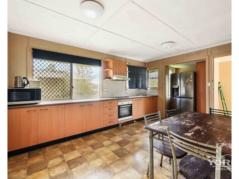 330 Tor Street, Newtown QLD 4350