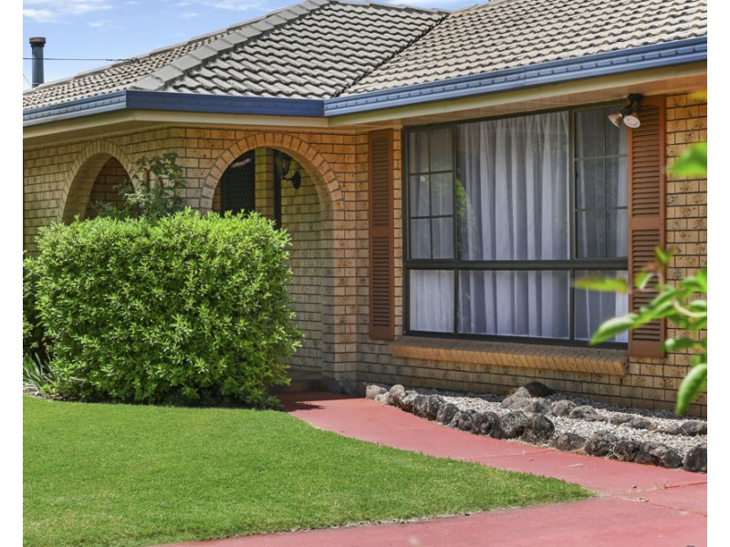 12 Lotus Crescent, Centenary Heights QLD 4350