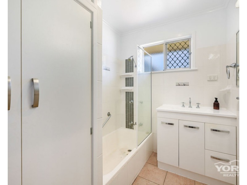 77 Hoey Street, Kearneys Spring QLD 4350