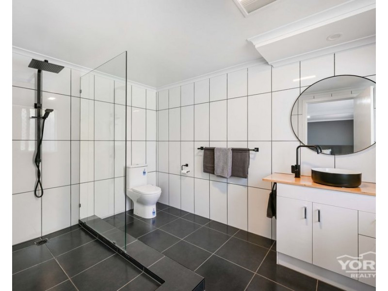 77 Hoey Street, Kearneys Spring QLD 4350