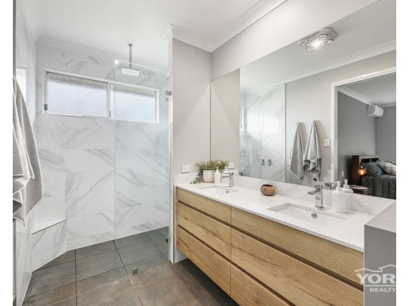 6 Fullbrook Avenue, Highfields QLD 4352