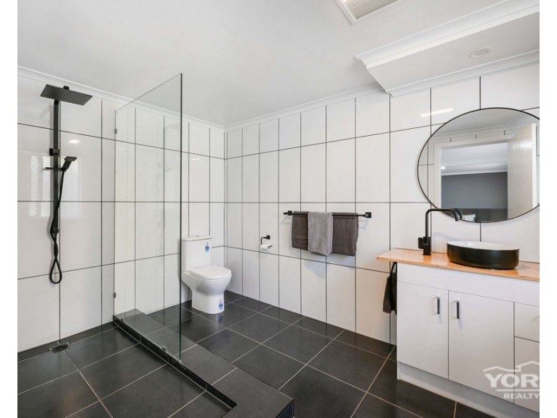 77 Hoey Street, Kearneys Spring QLD 4350