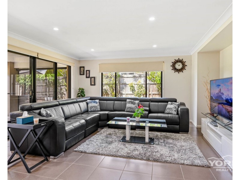 528 Hume Street, Middle Ridge QLD 4350