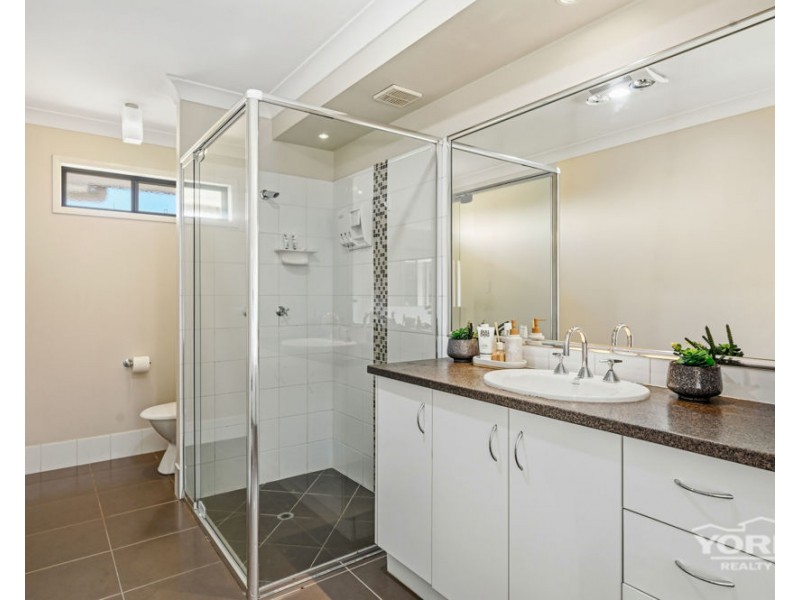 528 Hume Street, Middle Ridge QLD 4350