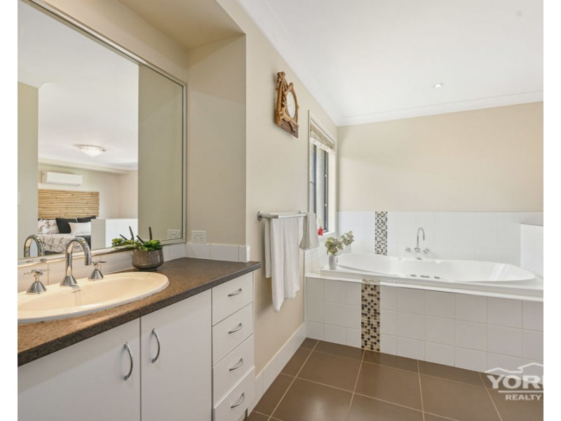 528 Hume Street, Middle Ridge QLD 4350