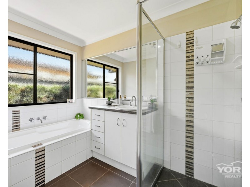 528 Hume Street, Middle Ridge QLD 4350