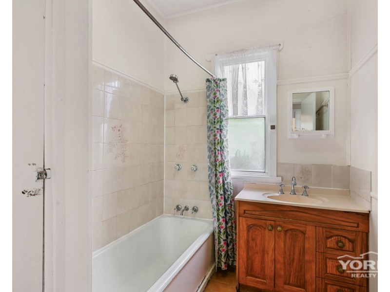 20 Gladstone Street, Newtown QLD 4350