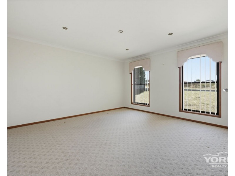 63 Pillar Street, Middle Ridge QLD 4350