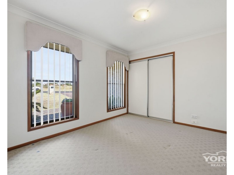 63 Pillar Street, Middle Ridge QLD 4350