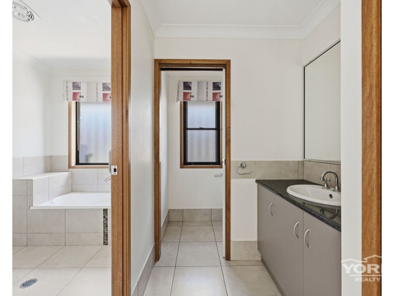 63 Pillar Street, Middle Ridge QLD 4350