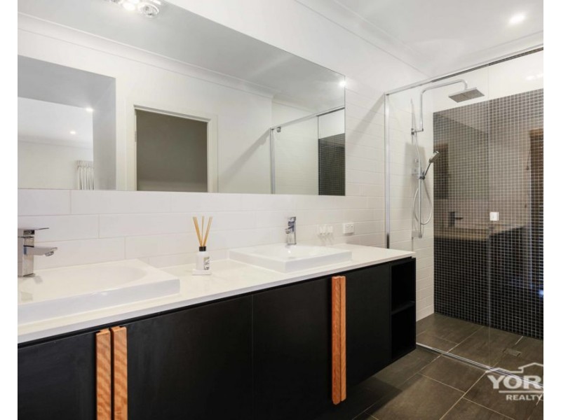 11 Hancock Circuit, Kleinton QLD 4352