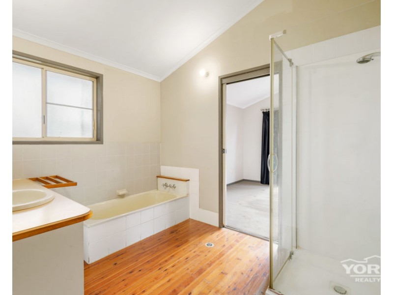 8 Sims Court, Rockville QLD 4350