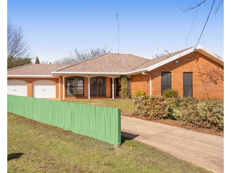 4 Azalea, Centenary Heights QLD 4350