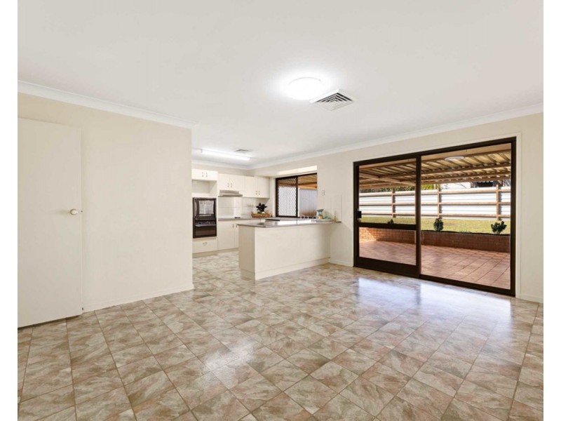 4 Azalea, Centenary Heights QLD 4350