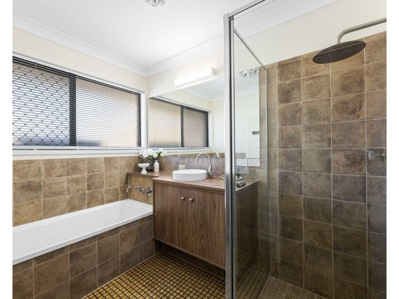 4 Azalea, Centenary Heights QLD 4350
