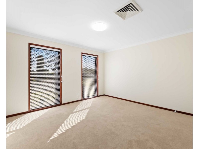 4 Azalea, Centenary Heights QLD 4350