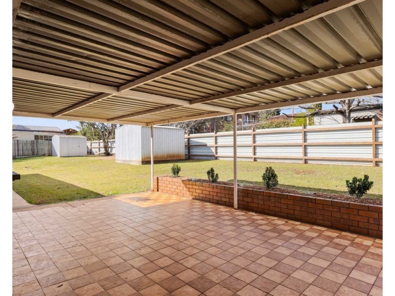4 Azalea, Centenary Heights QLD 4350