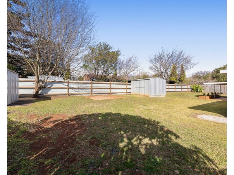 4 Azalea, Centenary Heights QLD 4350