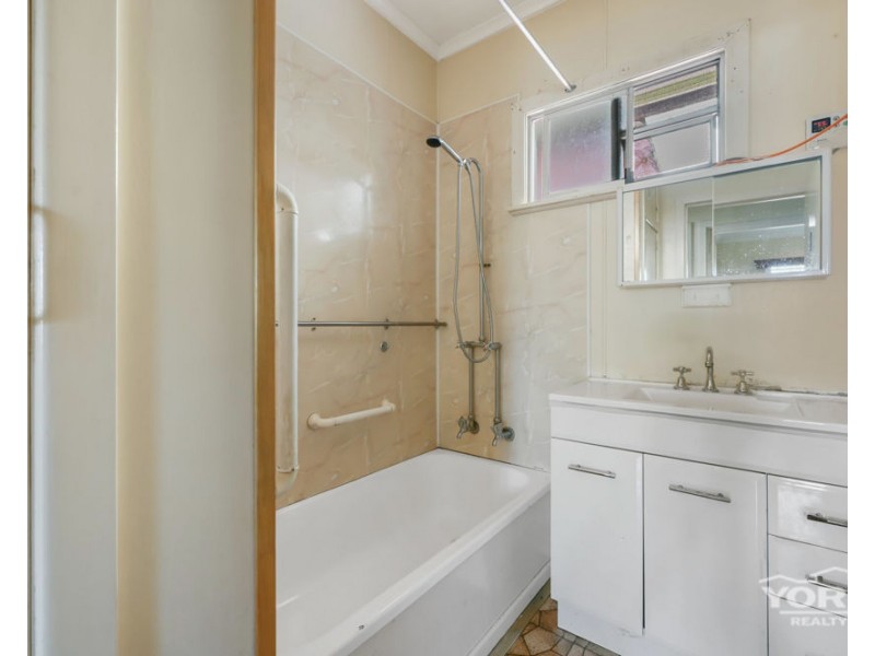 11 McLeish Street, Harristown QLD 4350