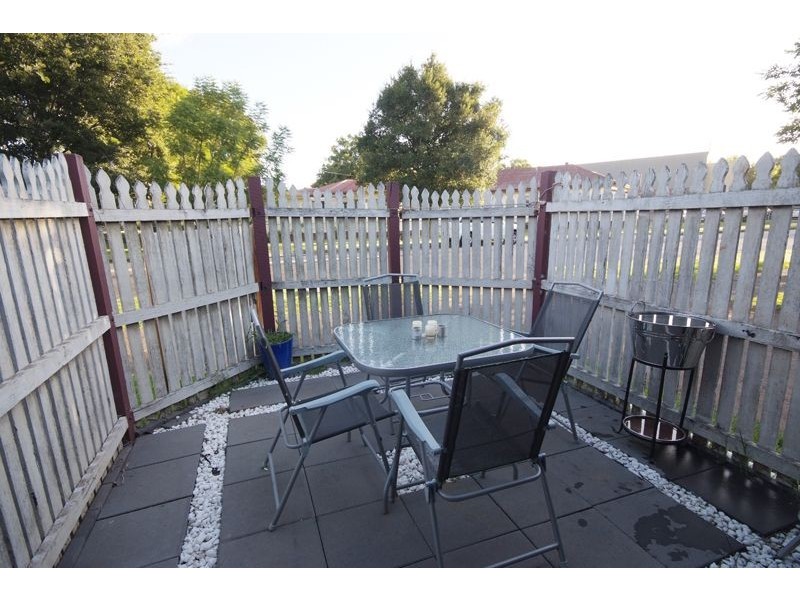 2/85 Hill Street, Newtown QLD 4350