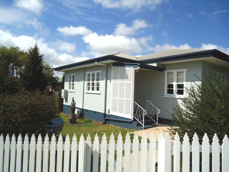 110 South St, Centenary Heights QLD 4350