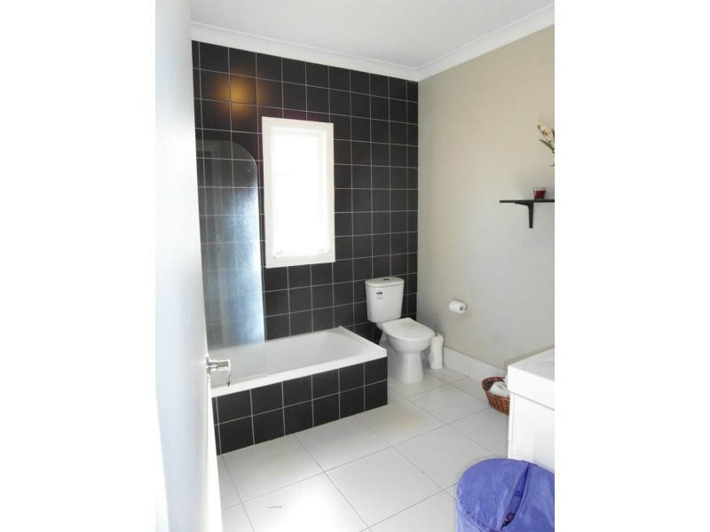 110 South St, Centenary Heights QLD 4350