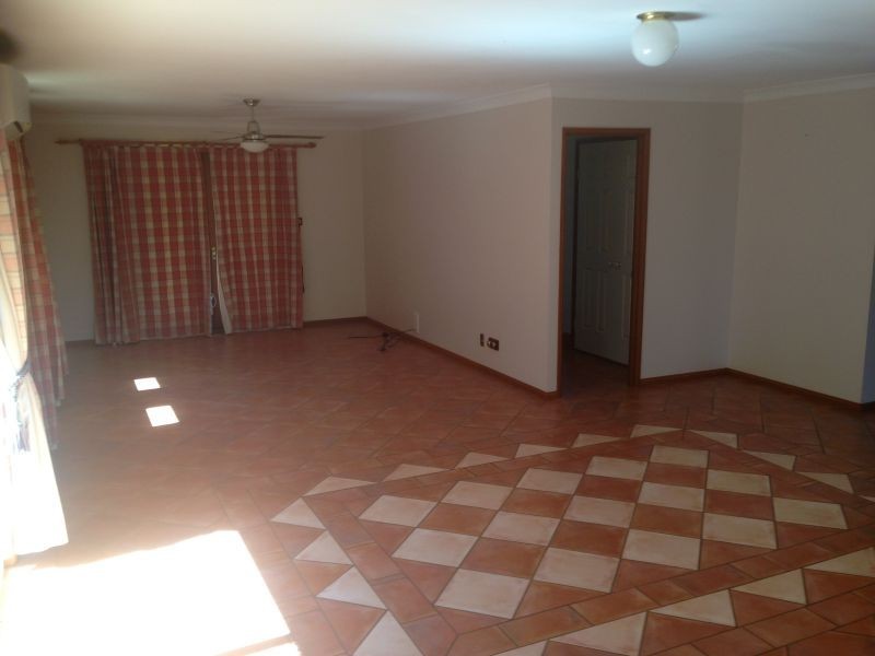 2 Weir Court, Harristown QLD 4350