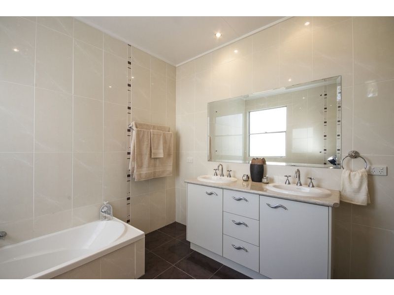 18 Carys Road, Glenvale QLD 4350