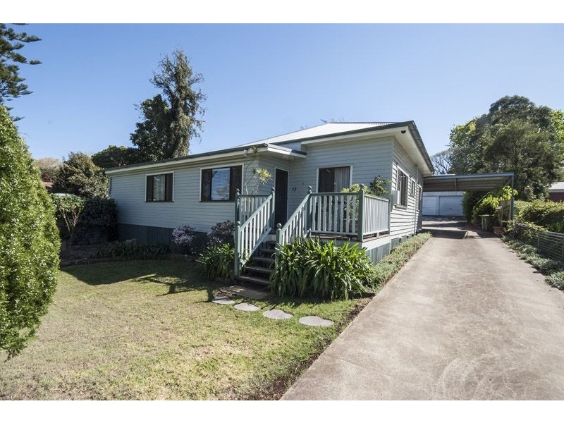 13 Barry Street, Mount Lofty QLD 4350