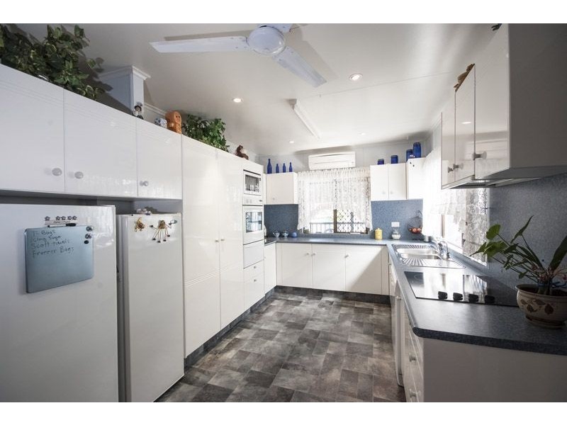 13 Barry Street, Mount Lofty QLD 4350