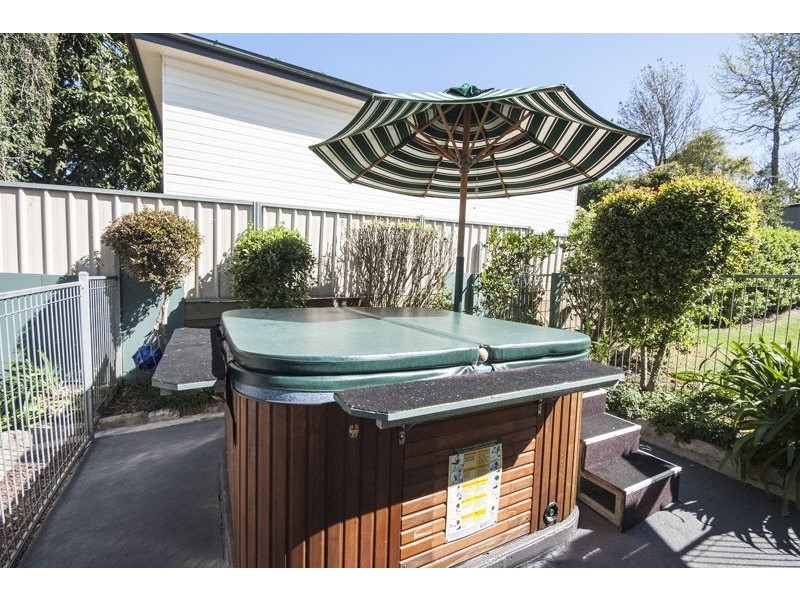 13 Barry Street, Mount Lofty QLD 4350