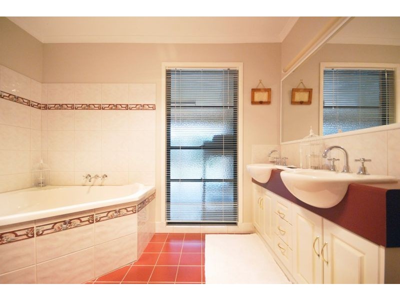 13 Graham Court, Hodgson Vale QLD 4352