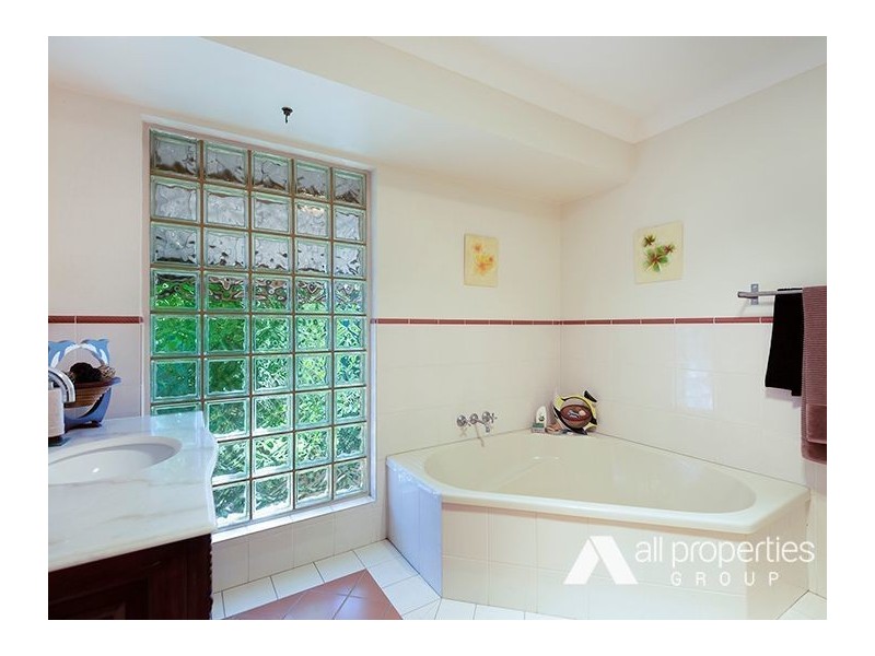 9 Fernhaven Court, Regents Park QLD 4118