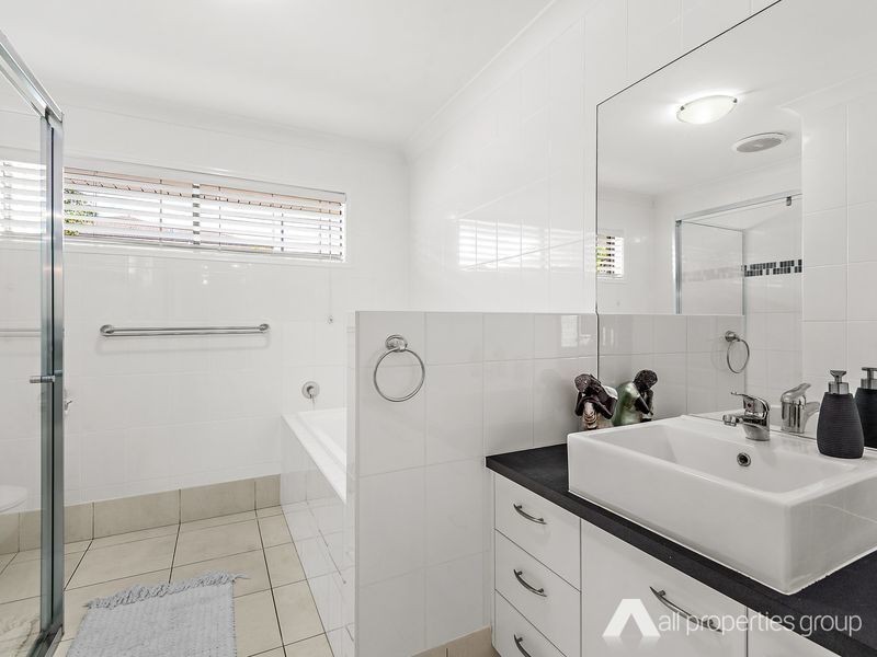 27 Sandalwood Street, Heathwood QLD 4110