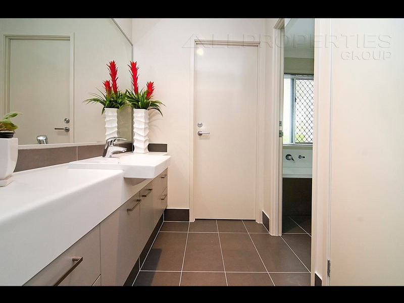 63 Juniper Street, Heathwood QLD 4110