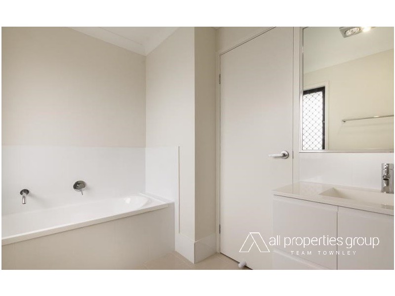 8 Malachite Drive, Logan Reserve QLD 4133