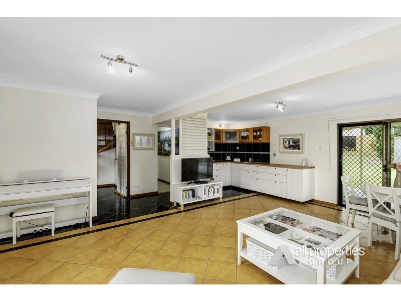 6 Conifer Street, Hillcrest QLD 4118